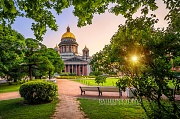 Исаакиевский собор в летней зелени. Санкт-Петербург
