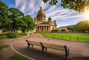Исаакиевский собор и безлюдный парк. Санкт-Петербург