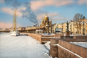 Зимний Санкт-Петербург. На Неве солнечно. Храм Успения Богородицы