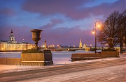 Зимний Санкт-Петербург. На Адмиралтейской набережной ранним утром