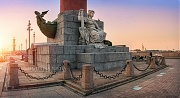 Скульптура Нева на Ростральной колонне. Фотографии Санкт-Петербурга.