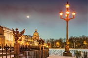 Фотографии Санкт-Петербурга. Дворцовая площадь. Луна над Исаакиевским собором и фонарь