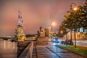Фотографии Санкт-Петербурга. Китайский страж на Петровской набережной и фрегат Благодать летней ночью