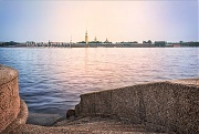 Река Нева в Санкт-Петербурге в гранитных берегах и Петропавловка