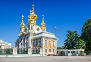 Церковь Петродворца с золотыми куполами