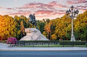 Памятник Петру Первому и фонарь