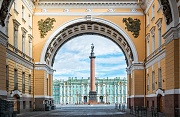 Александровская колонна в арке. г. Санкт-Петербург