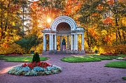 Цветы и памятник Марии Федоровне.  г. Павловск (Санкт-Петербург)