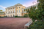 Дворец и скамейка.  г. Павловск (Санкт-Петербург)