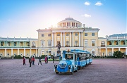 Дворец и паровозик.  г. Павловск (Санкт-Петербург)