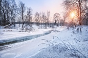 Зимний пейзаж. Замерзшая река в лесу