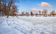 Зимний пейзаж. Замерзший пруд и следы на снегу