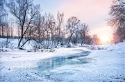 Зимний пейзаж. Река в лесу замерзла