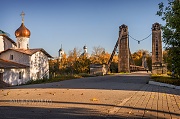 Храм Николая Чудотворца и подвесной мост (г.Остров, Псковская обл)