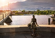 Фотографии Великого Новгорода. Памятник девушке на набережной