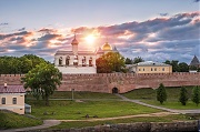 Фотографии Великого Новгорода. Туча над звонницей в Новгородском Кремле