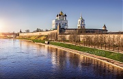 Псковский Кремль весенним днем с отражением в реке. Фотографии Пскова