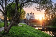 Сквозь зелень ветвей заходит солнце у Псковского Кремля. Фотографии Пскова