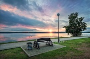 Рассвет на озере Валдай и скамейка. г. Валдай