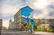 Жилой дом с граффити пейзажа Крыма (г.Москва, ул.Покровка)