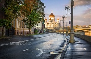 По пустой набережной с видом на Храм Христа Спасителя (Москва)