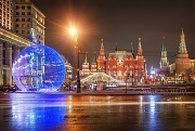 Елочный новогодний шарик на Манежной площади. г.Москва