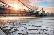 Крымский мост среди льдин. г.Москва