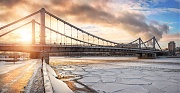 Крымский мост в закатном солнце. г.Москва
