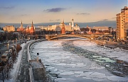 Лед на Москве-реке и вид на закатный Кремль. г.Москва