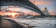 Патриарший мост изогнулся дугой от Храма Христа Спасителя к закату. г.Москва