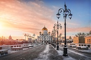 Витиеватый фонарный ряд у Храма Христа Спасителя. г.Москва