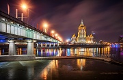 Ночь в городе напротив гостиницы Украина с отражением в реке. г.Москва