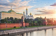 Фотографии Москвы. Утренних птахи летят над Московским Кремлем