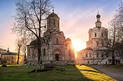 Солнце между храмами в Андрониковом монастыре. Фотографии Москвы