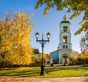 В Царицыно золотая осень. Церковь Живоносный источник в Царицыно