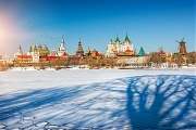 Тень от дерева на снегу у Измайловского Кремля в Москве