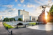 Дом Правительства Российской Федерации и памятник дружинникам