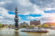 Памятник Петру Первому в Москве и прогулочный теплоход