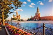 Собор Василия Блаженного и Спасская башня на Красной Площади и цветы