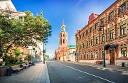 Колокольня Петровского монастыря и цветы. г. Москва