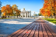 Осенний лист на скамейке у ВДНХ. г. Москва
