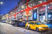 Такси у ЦУМа и красные банты. г. Москва