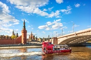 Красный кораблик у Кремля. г. Москва
