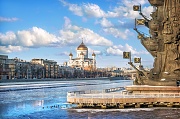 Купол Храма Христа Спасителя и часть памятника Петру Первому, Москва
