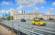 Желтое такси на Бородинском мосту, г. Москва