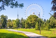Башня Останкино и колесо обозрения Солнце Москвы, ВДНХ, Москва