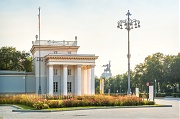 Павильоны на входе и памятник Рабочий и Колхозница, ВДНХ, Москва