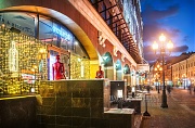 Ресторан и красные скульптуры, Старый Арбат, Москва