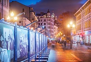 Фотографии на вечерней улице, Старый Арбат, Москва