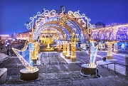 Украшения в виде арок и арф и Манеж, Новый год, Москва